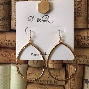 2/$15 Earrings ☀️ NWT V & R Gold Hammered Teardrop